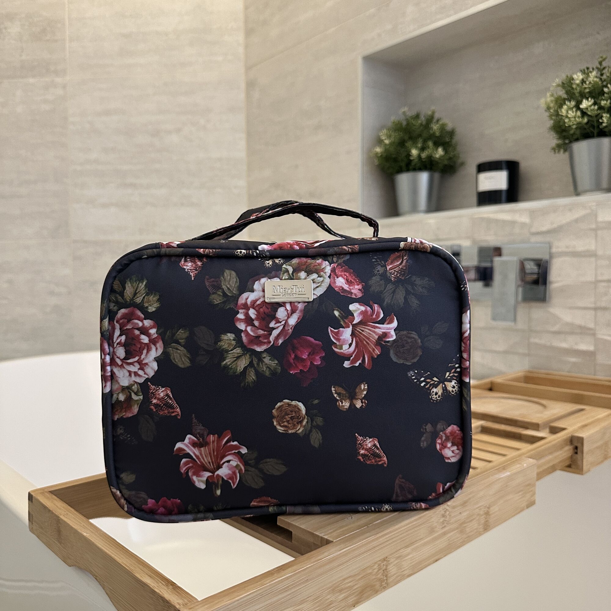 https://miatui.com/collections/toiletry-makeup-bags/products/lou-toiletry-bag